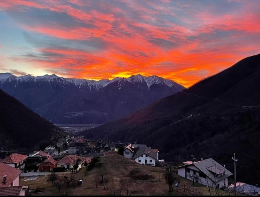 CASA DEL CIOS calda e intima casetta immersa nel verde delle montagne Alpe Basciumo Esterno foto