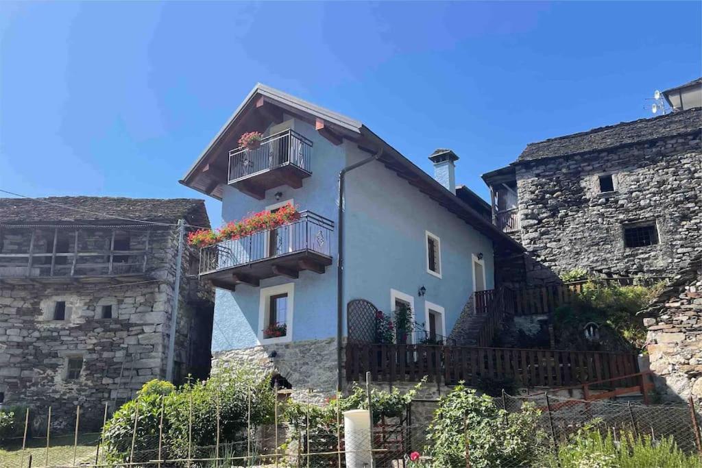 CASA DEL CIOS calda e intima casetta immersa nel verde delle montagne Alpe Basciumo Esterno foto
